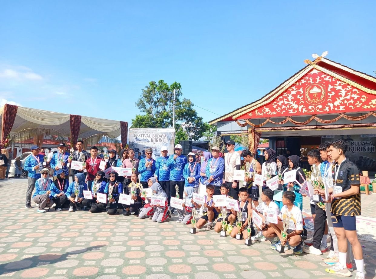 Peserta dan medali di depan paviliun dermaga, penutupan 6 Des 2025