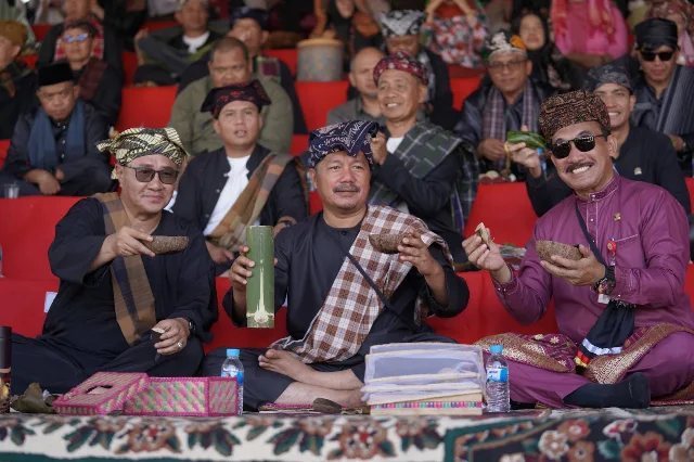 Tamu adat berpakaian dahin pada pembukaan 2025