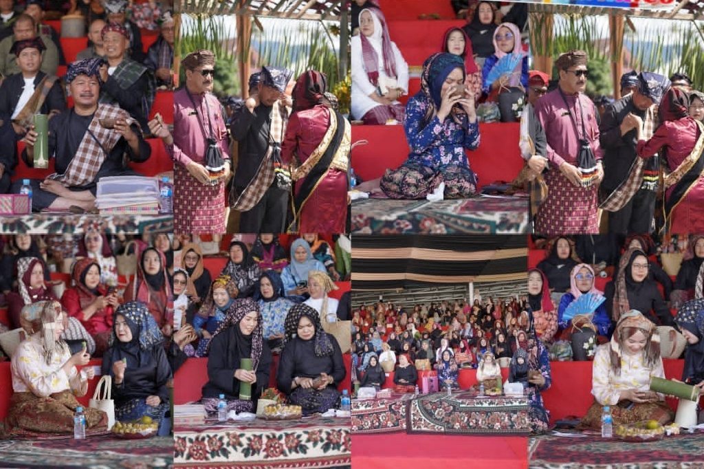 Penonton berpakaian adat memadati tribun dermaga